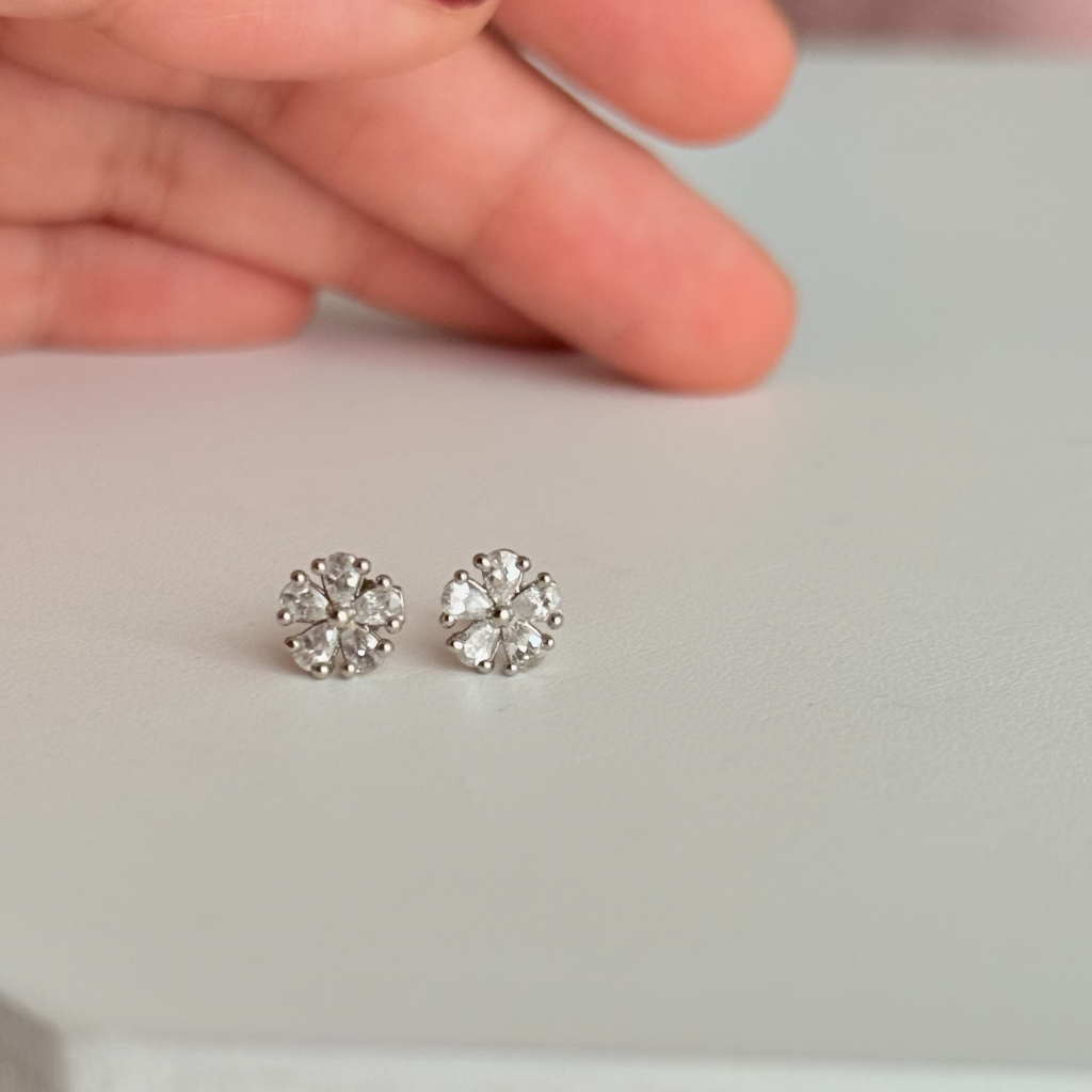 Daisy Flatback Stud Pair